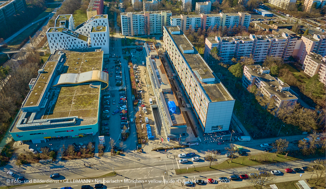 07.02.2023 - Luftbilder von der Montessori Schule im Plettzentrum Neuperlach